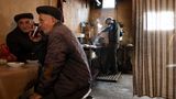 Nur wenige Schritte vom bunten Treiben auf dem Basar von Sheki entfernt, haben sich diese Männer ins Innere eines Teehauses zurückgezogen. Schwarztee ist in Aserbaidschan ein fester Bestandteil des täglichen Lebens und wird traditionell in einem Samowar aufgebrüht.