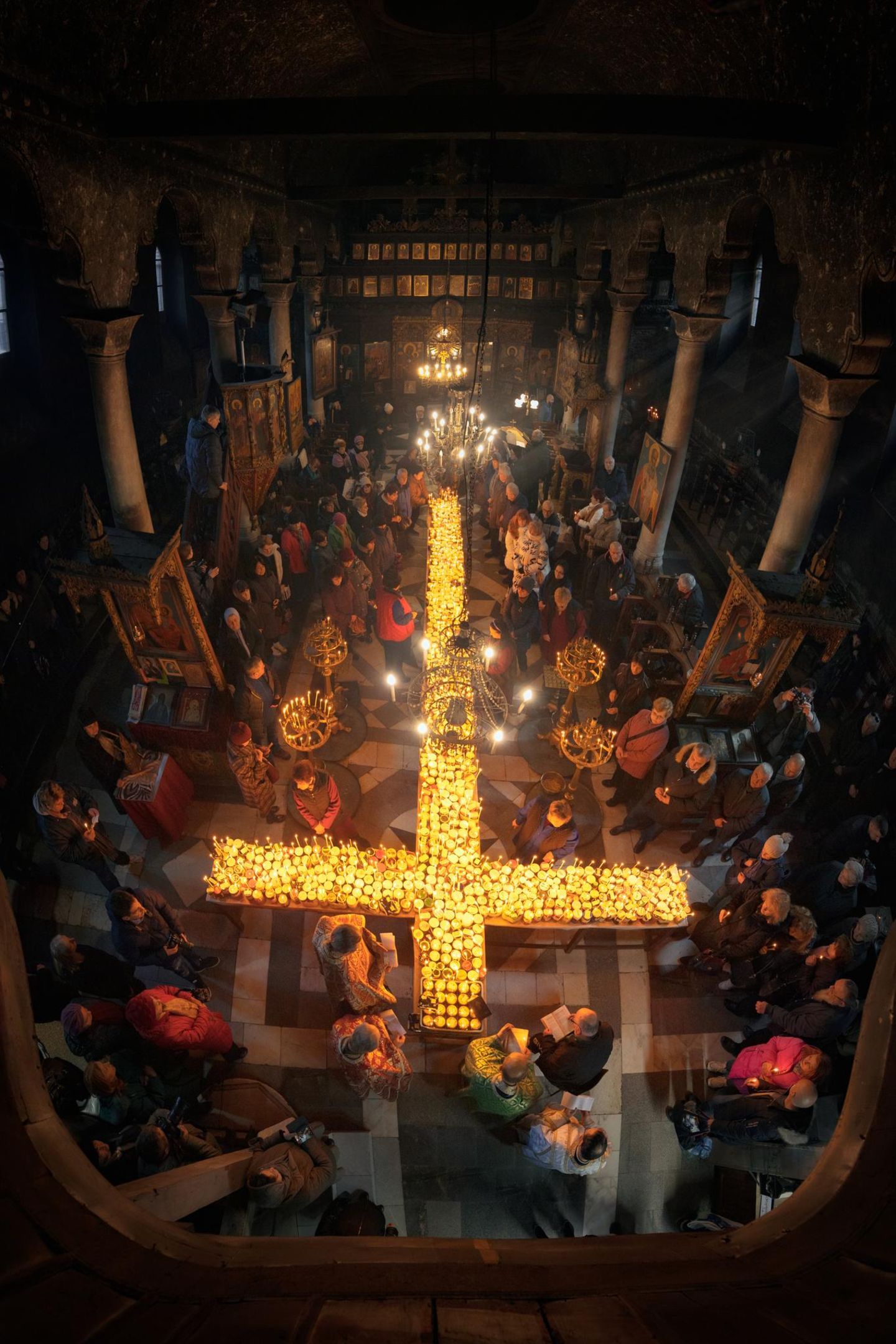 Jedes Jahr am 10. Februar ehren orthodoxe und katholische Christen den Heiligen Charalampos, den Schutzpatron der Imker und des Honigs. Untermalt vom Gesang eines Chores und im flackernden Licht unzähliger Kerzen stellen Menschen in der bulgarischen Stadt Blagoewgrad Gläser mit Honig mit den Namen geliebter Menschen in Form eines Kreuzes auf den Tisch.