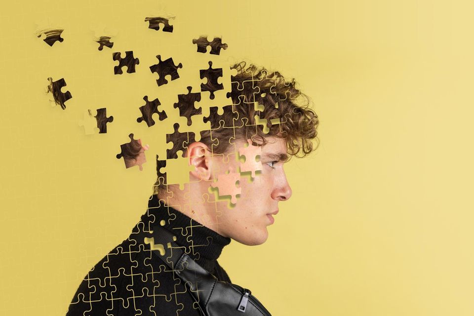 Der Kopf eines jungen Mannes scheint sich in Puzzleteilen aufzulösen 1.7778