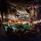 Beleuchtete Tropfsteinhöhle in den Coves del Drac auf Mallorca