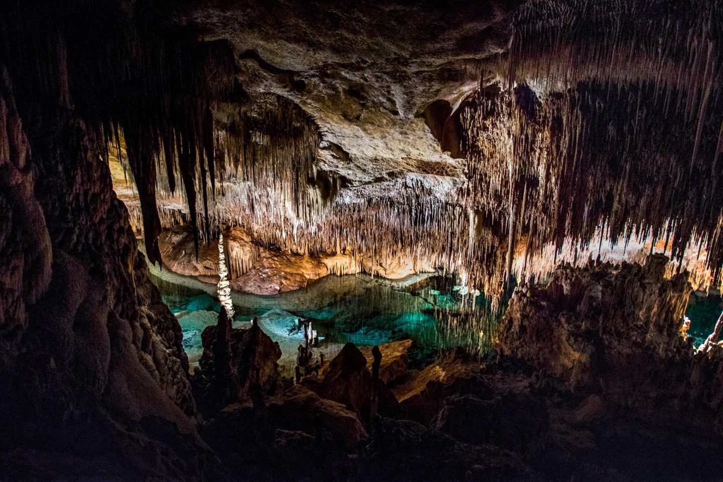 Beleuchtete Tropfsteinhöhle in den Coves del Drac auf Mallorca