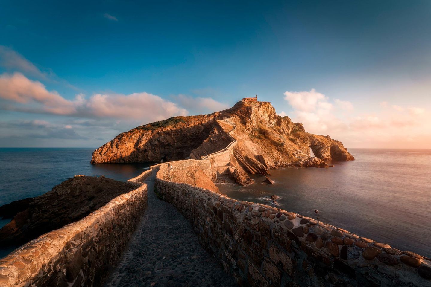 San Juan de Gaztelugatxe bei Sonnenaufgang, Spanien