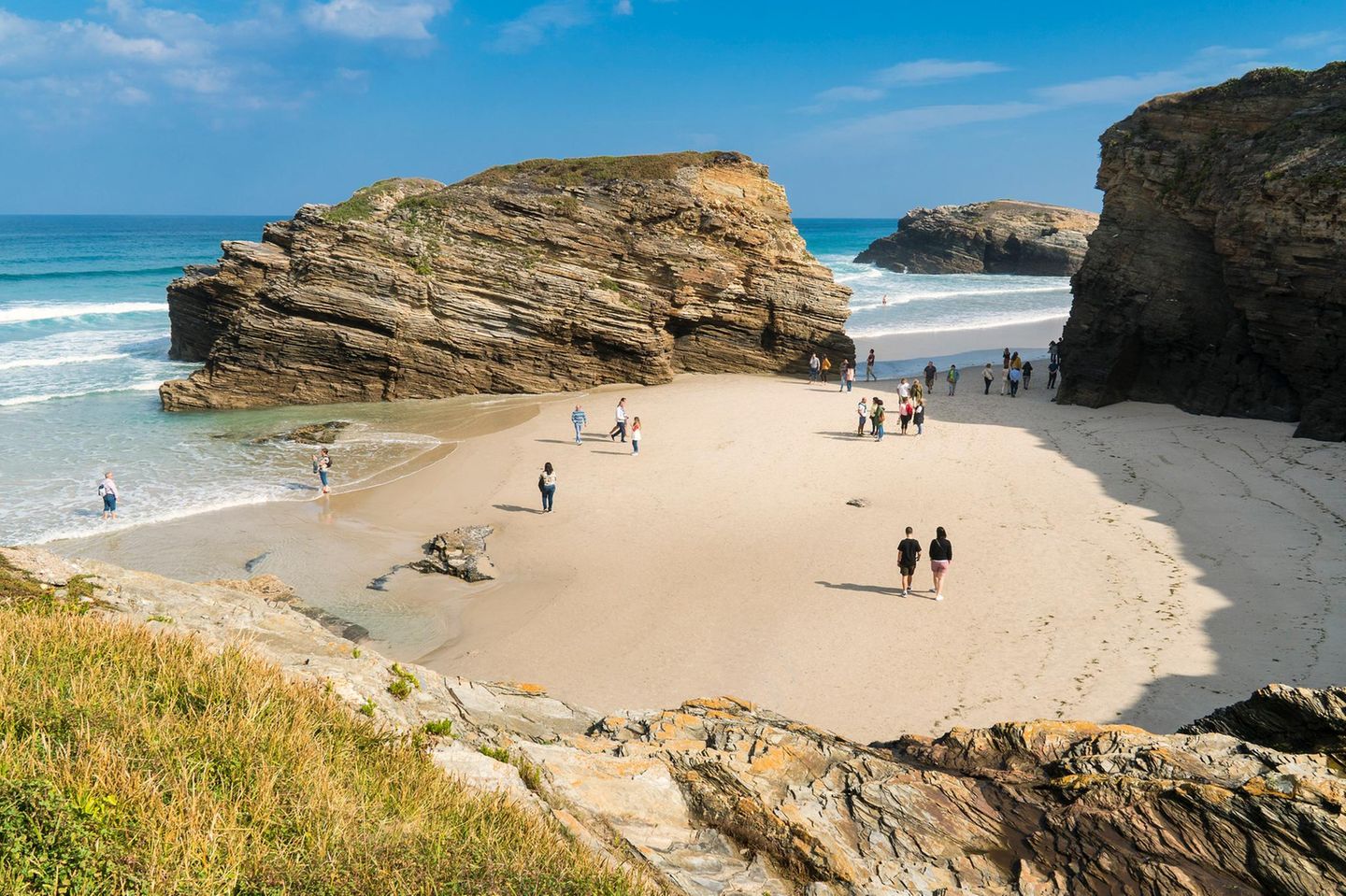 Playa de las Catedrales Touristen gehen am Playa de las Catedrales spazieren