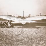 Gustave Whitehead vor Flugzeug