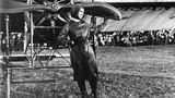 Harriet Quimby vor Flugzeug