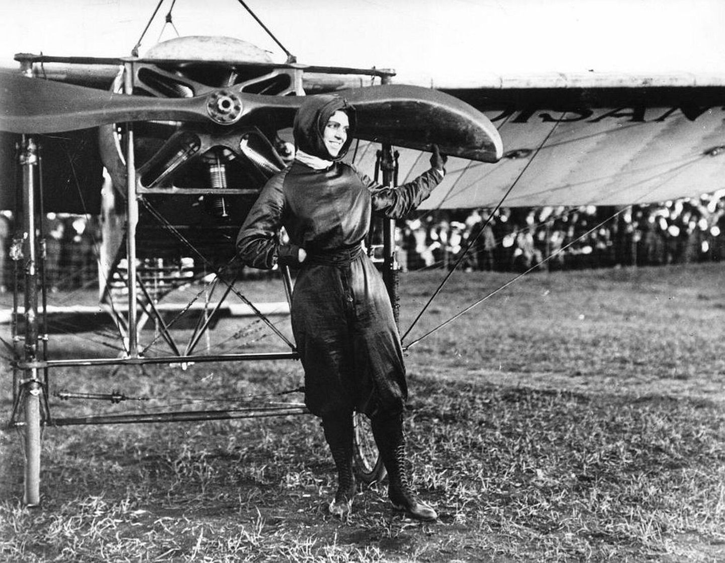 Harriet Quimby vor Flugzeug
