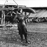 Harriet Quimby vor Flugzeug