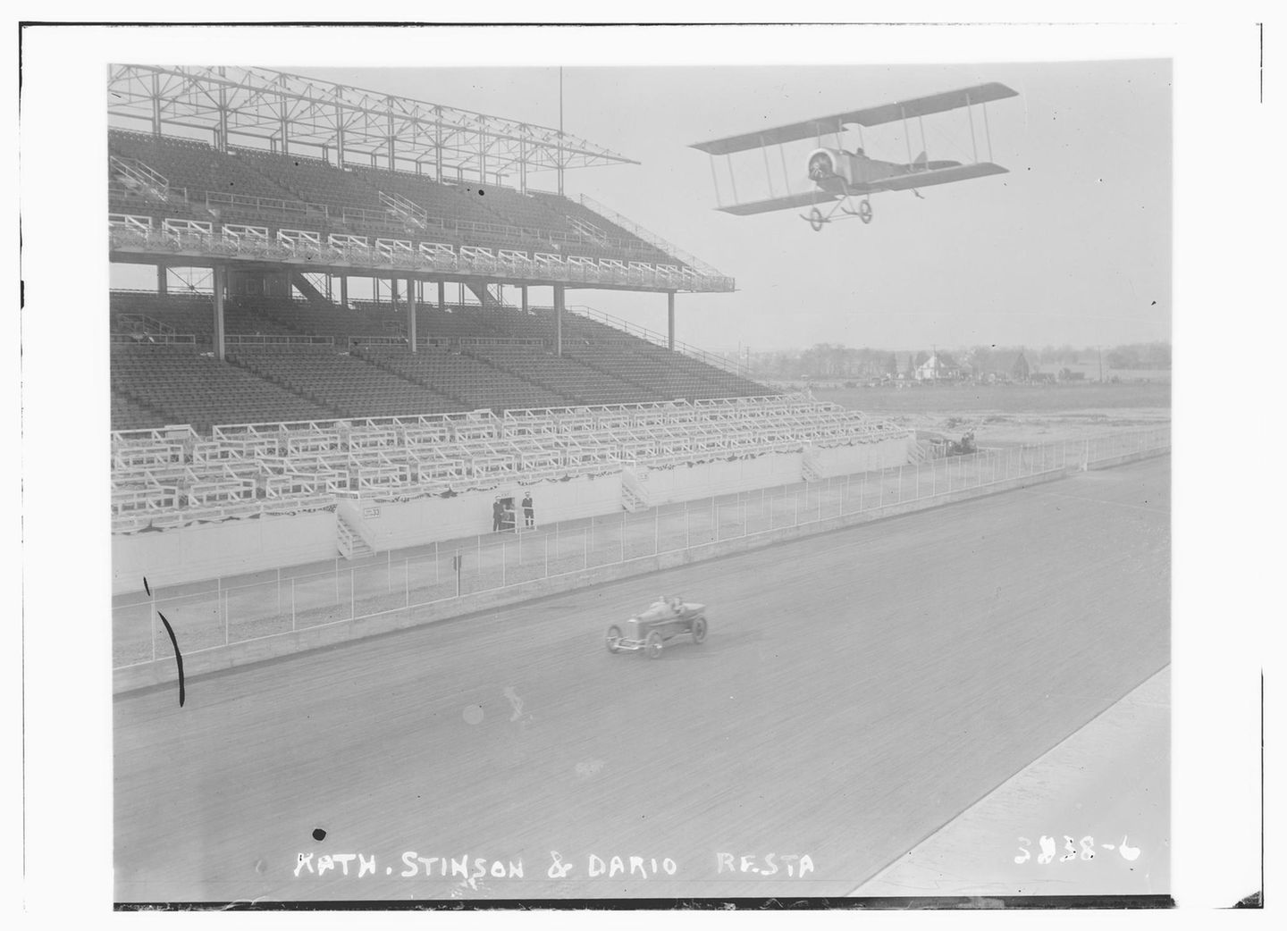 Kunstflüge Duell Rennwagen gegen Flugzeug