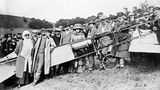 Louis Blériot posiert vor seiner Maschine