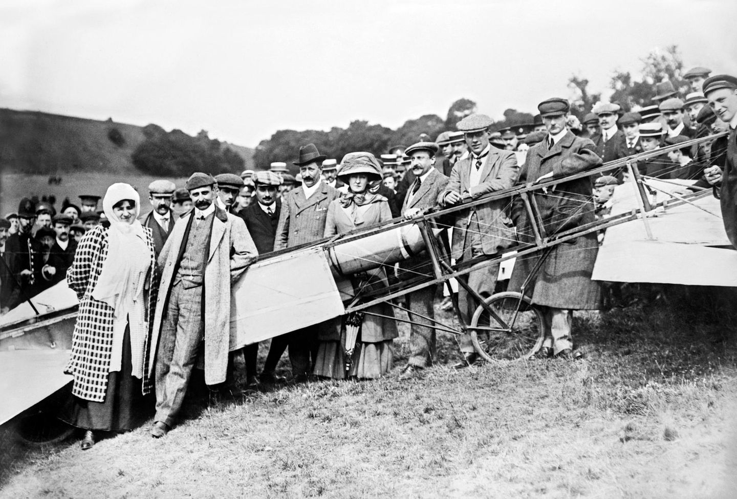 Über den Ärmelkanal Louis Blériot posiert vor seiner Maschine