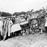 Louis Blériot posiert vor seiner Maschine