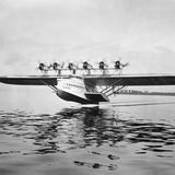 Die "Do X", das mit 48 Meter Spannweite bei seiner Fertigstellung um 1930 größte Flugzeug der Welt, hebt vom Bodensee ab. Mit dem gewaltigen Flugschiff, das mehr als 150 Reisenden Platz bietet, will der Ingenieur Claude Dornier vom Passagiergeschäft profitieren, das ab den 1920er Jahren stetig wächst. Das Modell erweist sich zwar als unwirtschaftliche Vision – doch Experimente wie dieses treiben den technischen Fortschritt immer weiter voran