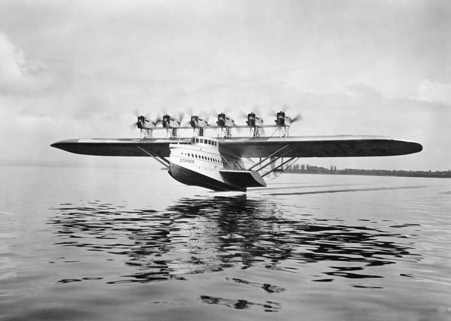 Erste Giganten Die "Do X", das mit 48 Meter Spannweite bei seiner Fertigstellung um 1930 größte Flugzeug der Welt, hebt vom Bodensee ab. Mit dem gewaltigen Flugschiff, das mehr als 150 Reisenden Platz bietet, will der Ingenieur Claude Dornier vom Passagiergeschäft profitieren, das ab den 1920er Jahren stetig wächst. Das Modell erweist sich zwar als unwirtschaftliche Vision – doch Experimente wie dieses treiben den technischen Fortschritt immer weiter voran