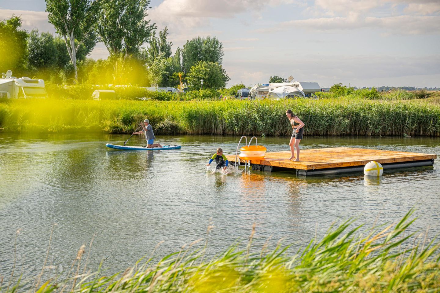 Badende im See am Campingplatz Wulfener Hals