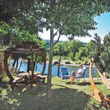 Mann im Liegestuhl im Naturpark l'Ardéchois