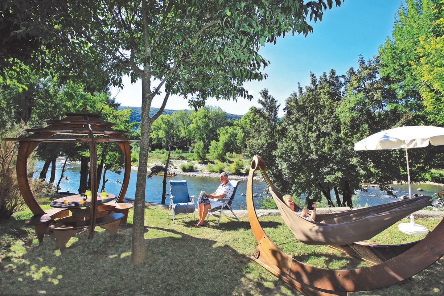 Mann im Liegestuhl im Naturpark l'Ardéchois