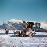 Flugzeug auf Landebahn im Schnee