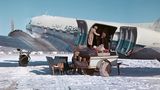 Flugzeug auf Landebahn im Schnee