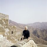 Milli Bau sitzt auf der Chinesischen Mauer