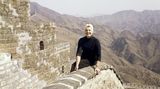 Milli Bau sitzt auf der Chinesischen Mauer
