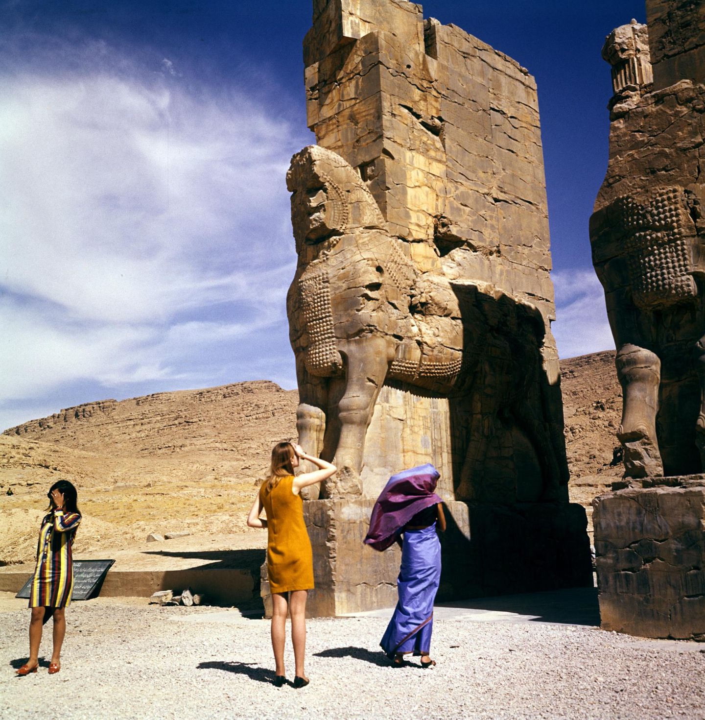 Touristen vor den Ruinen von Persepolis