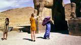 Touristen vor den Ruinen von Persepolis