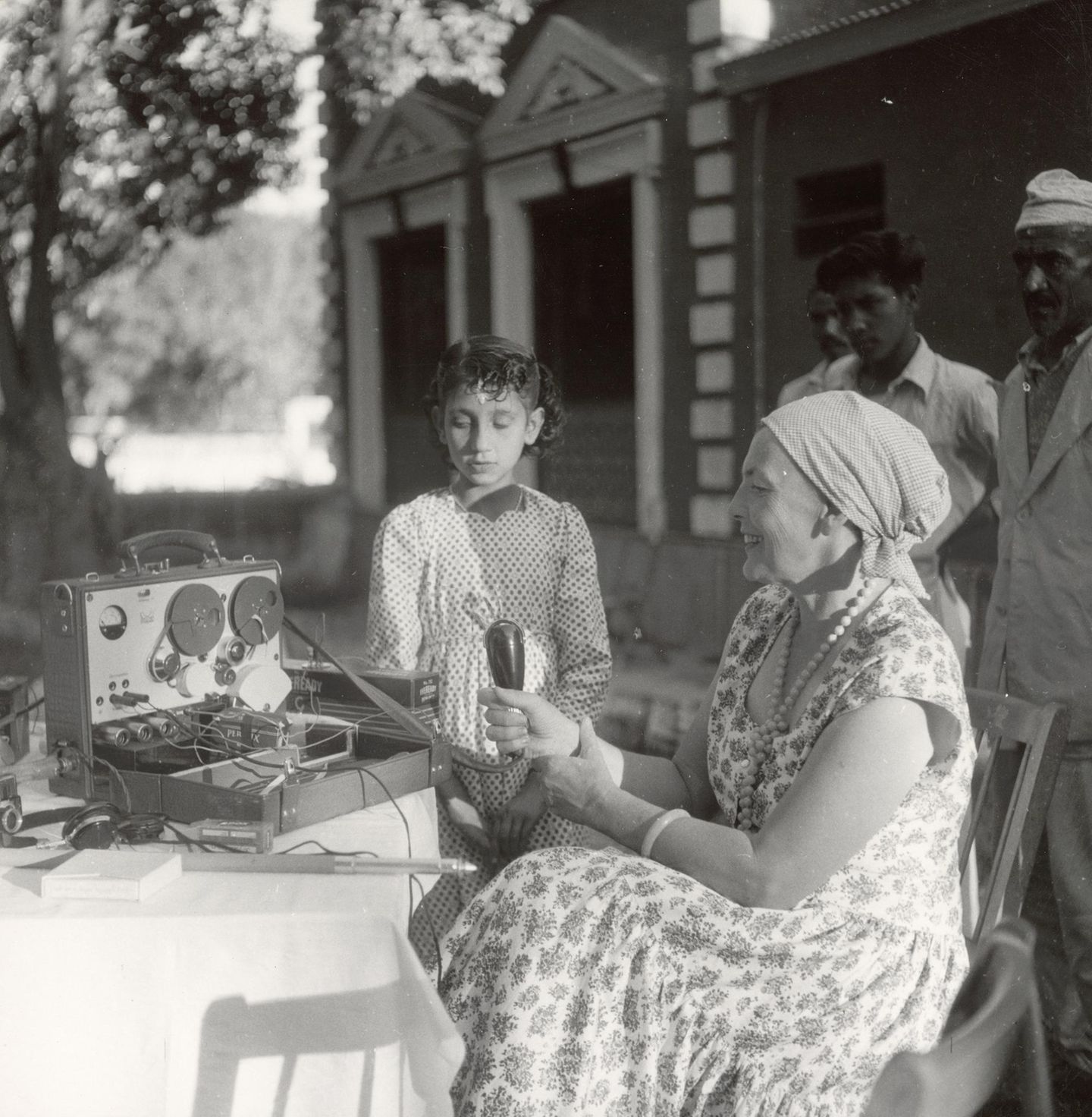 Milli Bau nimmt in Nepal eine Rundfunksendung auf