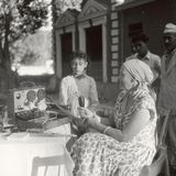 Milli Bau nimmt in Nepal eine Rundfunksendung auf