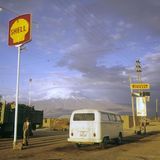 Bulli an einer Tankstelle vor Berg