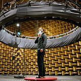 Auf Warngeräusche von Elektroautos. Während sich Verbrenner mit lautem Brummen ankündigen, rollen E-Autos bei niedrigen Geschwindigkeiten nahezu lautlos heran. Um Unfälle mit Fußgängern und Fahrradfahrerinnen zu vermeiden, senden sie deshalb Warnsignale aus, sobald sie mit weniger als 20 km/h unterwegs sind. In einem Akustiklabor testeten Forschende der Technischen Hochschule Chalmers in Schweden nun, wie gut Menschen diese Signale orten können. 52 Testpersonen stellten sich dazu in einen Lautsprecherring, die Soundkulisse eines Parkplatzes wurde eingespielt und die Probanden zielten mit einem Laserstrahl in Richtung der simulierten Fahrzeuge. Das Ergebnis: Verbrenner ließen sich problemlos orten, mit Elektroautos taten sich die Teilnehmenden hingegen schwer. Bei einem häufig genutzten Zweiton–Signal konnten sie weder heraushören, wie viele Fahrzeuge unterwegs waren, noch aus welcher Richtung sie kamen. Für die geräuscharme Zukunft gilt mehr denn je: Augen auf im Straßenverkehr  KW 26