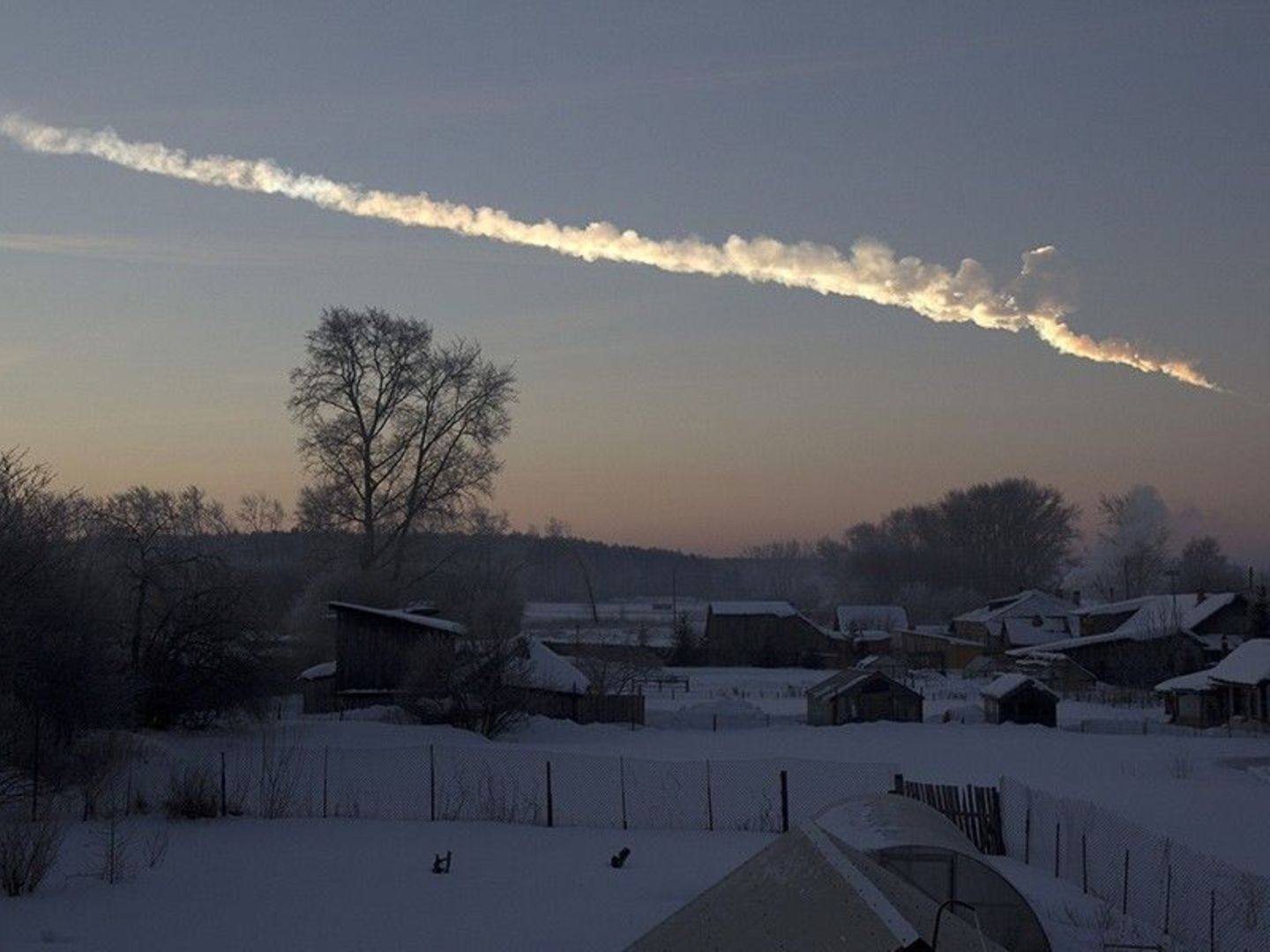 Im russischen Tscheljabinsk wurden 2013 rund 1.500 Menschen durch die Auswirkungen eines Himmelskörpers verletzt. Das Bild zeigt die Kondensspur des Asteroiden und wurde etwa eine Minute, nachdem dieser durch die Erdatmosphäre gerast war, aufgenommen