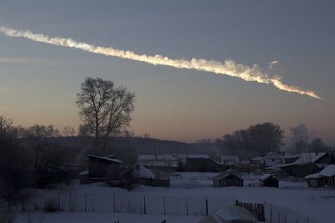 Im russischen Tscheljabinsk wurden 2013 rund 1.500 Menschen durch die Auswirkungen eines Himmelskörpers verletzt. Das Bild zeigt die Kondensspur des Asteroiden und wurde etwa eine Minute, nachdem dieser durch die Erdatmosphäre gerast war, aufgenommen