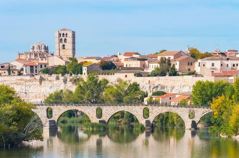 Zamora ist ein Ort mit knapp 60.000 Einwohnern. Er liegt in der Region Kastilien-León im Westen Spaniens