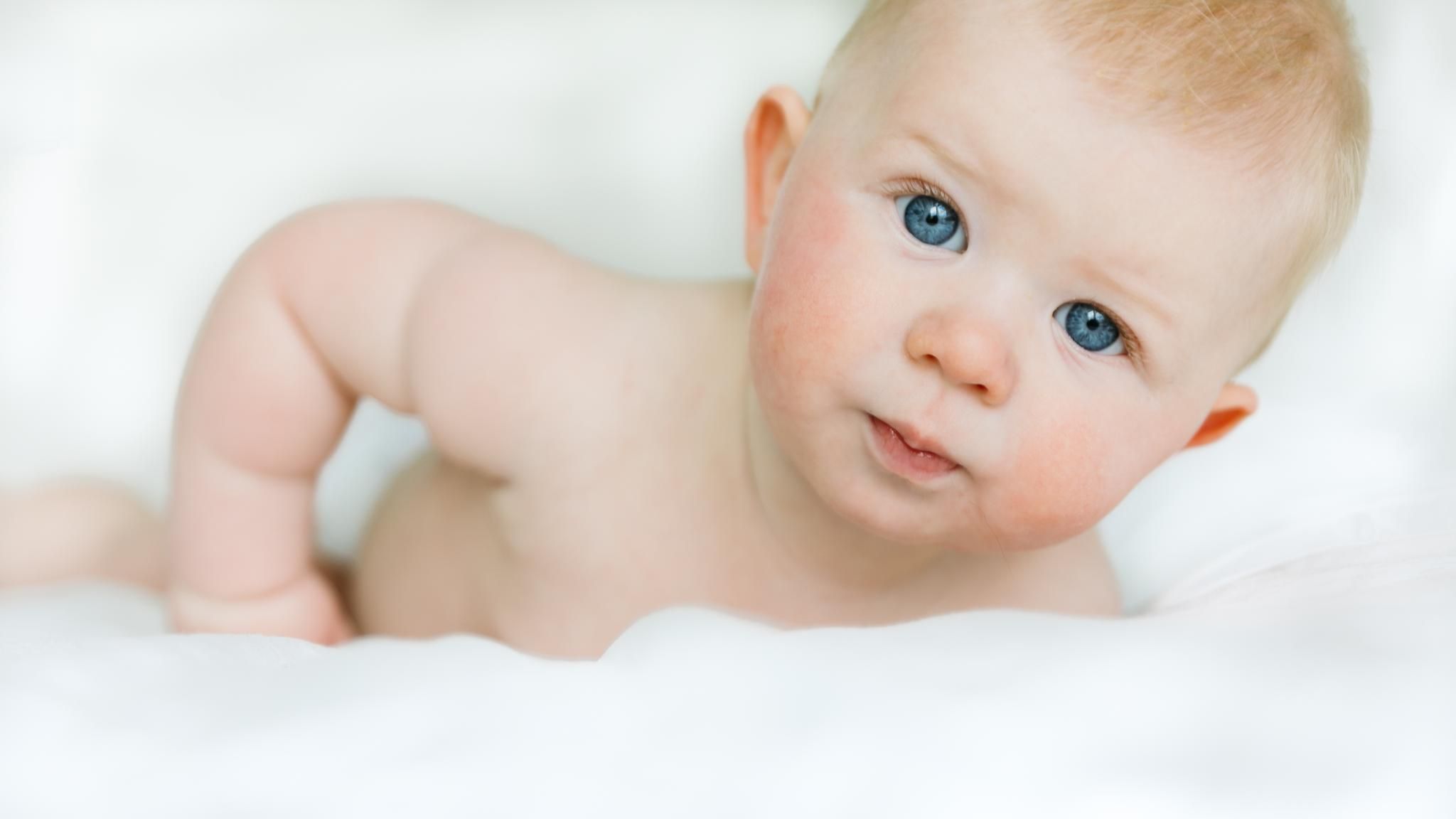 Babys beherrschen sechs grundlegende Gesichtsausdrücke. Da sie noch nicht lügen können, erlaubt ihre Mimik einen direkten Blick in ihre Gefühlswelt