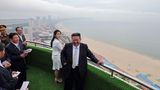 Es ist nicht irgendeine Eröffnung. Das gerade fertig gebaute Wonsan-Kalma-Strandressort an der Ostküste Nordkoreas soll laut staatlicher Nachrichtenagentur eine neue Ära des Tourismus für das Land einleiten und sei "die Frucht des tiefgründigen Denkens des verehrten Genossen Kim Jong Un." Der Diktator kam auch selbst mit seiner Ehefrau und seiner Tochter zur Eröffnung. 