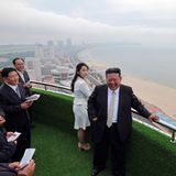 Es ist nicht irgendeine Eröffnung. Das gerade fertig gebaute Wonsan-Kalma-Strandressort an der Ostküste Nordkoreas soll laut staatlicher Nachrichtenagentur eine neue Ära des Tourismus für das Land einleiten und sei "die Frucht des tiefgründigen Denkens des verehrten Genossen Kim Jong Un." Der Diktator kam auch selbst mit seiner Ehefrau und seiner Tochter zur Eröffnung. 