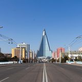 Um Prestige scheint es der Staatsführung dabei auch zu gehen. 1986 hatte eine südkoreanische Firma in Singapur das damals höchste Hotel der Welt gebaut. Ein Jahr später begann Nordkorea mit dem Bau des Ryugyong-Hotels. Mit 330 Metern sollte es das Singapurer Gebäude noch überragen, ist bis heute aber nicht fertiggestellt. Angeblich wegen Konstruktionsfehlern. Stattdessen ließ die Führung eine Seite des Gebäudes mit LED-Leuchten bestücken, die gelegentlich Propaganda-Animationen zeigen. 