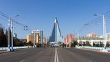 Um Prestige scheint es der Staatsführung dabei auch zu gehen. 1986 hatte eine südkoreanische Firma in Singapur das damals höchste Hotel der Welt gebaut. Ein Jahr später begann Nordkorea mit dem Bau des Ryugyong-Hotels. Mit 330 Metern sollte es das Singapurer Gebäude noch überragen, ist bis heute aber nicht fertiggestellt. Angeblich wegen Konstruktionsfehlern. Stattdessen ließ die Führung eine Seite des Gebäudes mit LED-Leuchten bestücken, die gelegentlich Propaganda-Animationen zeigen. 