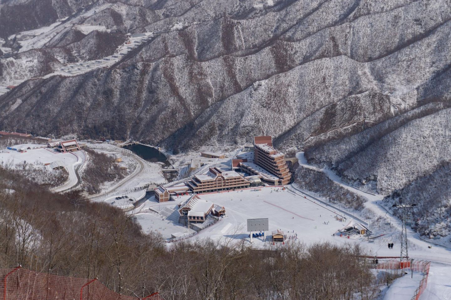 Inzwischen hat Nordkorea einiges renoviert und scheint trotz seiner Isolation auf ausländische Touristen zu hoffen. So taucht etwa das 2013 fertiggestellte Masikryong-Skiressort auf Hotelvermittlungsseiten im Internet auf. Aber buchen kann man dort nicht. Einige Touristen scheinen es dennoch geschafft zu haben. Das Hotel sei okay, schreibt ein Besucher aus Wladiwostok in seiner Bewertung, aber der Aufenthalt habe ihn an die Sowjetunion erinnert.