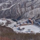 Inzwischen hat Nordkorea einiges renoviert und scheint trotz seiner Isolation auf ausländische Touristen zu hoffen. So taucht etwa das 2013 fertiggestellte Masikryong-Skiressort auf Hotelvermittlungsseiten im Internet auf. Aber buchen kann man dort nicht. Einige Touristen scheinen es dennoch geschafft zu haben. Das Hotel sei okay, schreibt ein Besucher aus Wladiwostok in seiner Bewertung, aber der Aufenthalt habe ihn an die Sowjetunion erinnert.