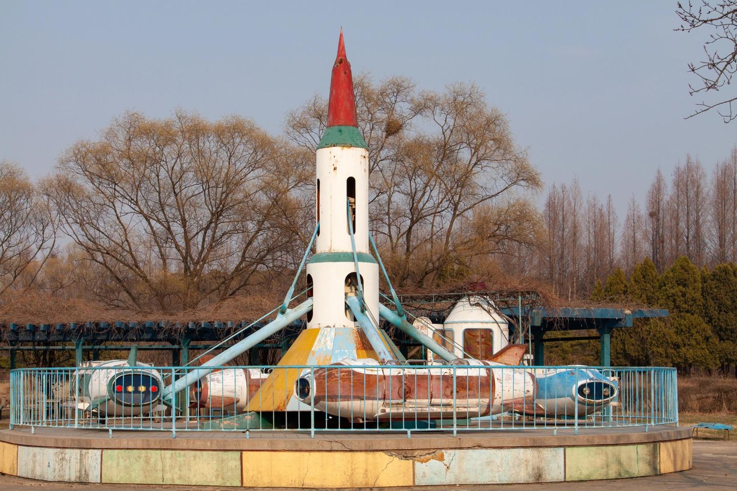 Aber meistens stehen die Karussells still. Mehr als die Hälfte der Nordkoreaner leben unterhalb der Armutsgrenze. Einen Besuch im Freizeitpark kann sich kaum jemand leisten. In den 1990er-Jahren war die Situation noch schlimmer. Damals herrschte Hungersnot, und die Freizeitparks verfielen.