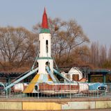 Aber meistens stehen die Karussells still. Mehr als die Hälfte der Nordkoreaner leben unterhalb der Armutsgrenze. Einen Besuch im Freizeitpark kann sich kaum jemand leisten. In den 1990er-Jahren war die Situation noch schlimmer. Damals herrschte Hungersnot, und die Freizeitparks verfielen.