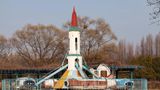Aber meistens stehen die Karussells still. Mehr als die Hälfte der Nordkoreaner leben unterhalb der Armutsgrenze. Einen Besuch im Freizeitpark kann sich kaum jemand leisten. In den 1990er-Jahren war die Situation noch schlimmer. Damals herrschte Hungersnot, und die Freizeitparks verfielen.