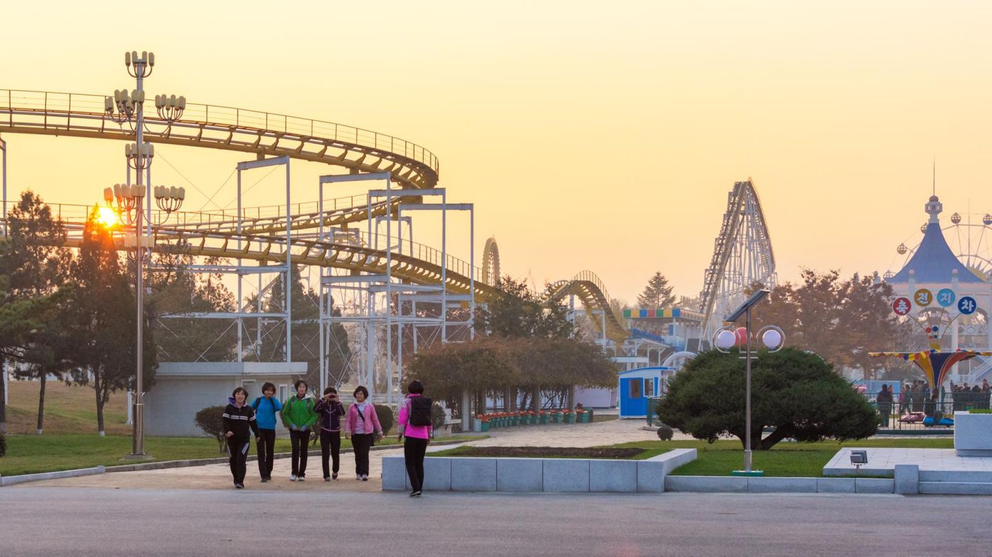 Schon in den 1970er-Jahren baute Nordkoreas erster Herrscher, Kims Großvater Kim Il Sung, den Mangyongdae-Freizeitpark nahe der Hauptstadt Pjöngjang. Dort können Besucher nicht nur Achterbahn fahren, sondern auch Bälle auf Bilder von US-Soldaten werfen. Inzwischen hat das Land noch weitere Freizeitparks eröffnet.