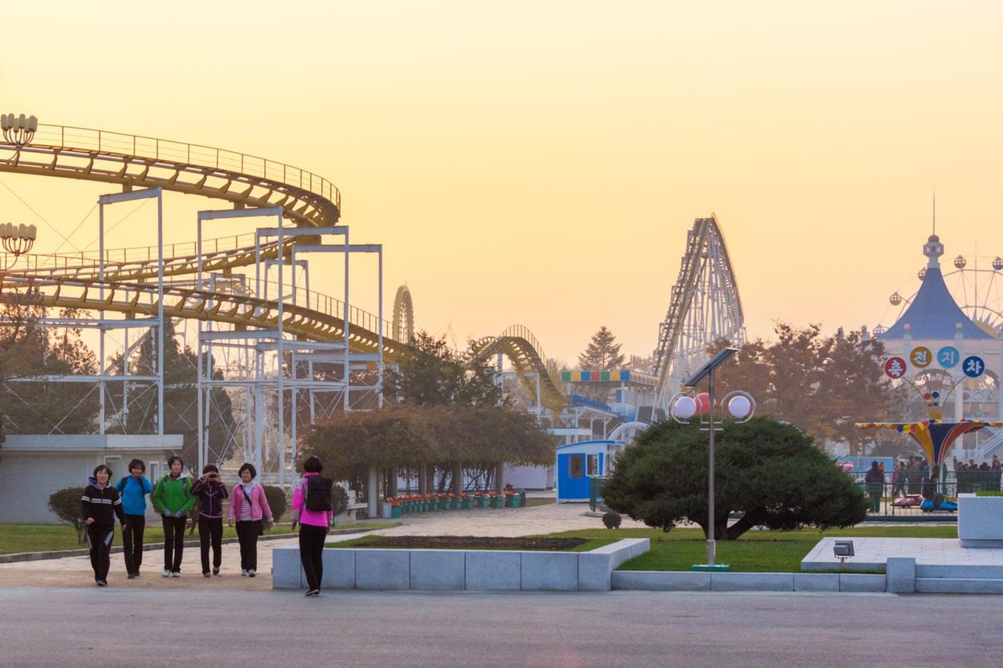 Klassenkampf für zwischendurch Schon in den 1970er-Jahren baute Nordkoreas erster Herrscher, Kims Großvater Kim Il Sung, den Mangyongdae-Freizeitpark nahe der Hauptstadt Pjöngjang. Dort können Besucher nicht nur Achterbahn fahren, sondern auch Bälle auf Bilder von US-Soldaten werfen. Inzwischen hat das Land noch weitere Freizeitparks eröffnet.