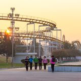 Schon in den 1970er-Jahren baute Nordkoreas erster Herrscher, Kims Großvater Kim Il Sung, den Mangyongdae-Freizeitpark nahe der Hauptstadt Pjöngjang. Dort können Besucher nicht nur Achterbahn fahren, sondern auch Bälle auf Bilder von US-Soldaten werfen. Inzwischen hat das Land noch weitere Freizeitparks eröffnet.