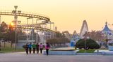 Schon in den 1970er-Jahren baute Nordkoreas erster Herrscher, Kims Großvater Kim Il Sung, den Mangyongdae-Freizeitpark nahe der Hauptstadt Pjöngjang. Dort können Besucher nicht nur Achterbahn fahren, sondern auch Bälle auf Bilder von US-Soldaten werfen. Inzwischen hat das Land noch weitere Freizeitparks eröffnet.