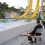 Vier Kilometer lang ist das neue Areal und bietet Platz für mehr als 20.000 Touristen. Wo die herkommen sollen, ist indes unklar, denn Nordkorea ist so isoliert wie kaum ein anderes Land. Dennoch haben schon Kim Jong Uns Vorgänger immer wieder riesige Bauprojekte angestoßen, die vielen im Westen völlig überdimensioniert erscheinen. 