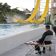 Vier Kilometer lang ist das neue Areal und bietet Platz für mehr als 20.000 Touristen. Wo die herkommen sollen, ist indes unklar, denn Nordkorea ist so isoliert wie kaum ein anderes Land. Dennoch haben schon Kim Jong Uns Vorgänger immer wieder riesige Bauprojekte angestoßen, die vielen im Westen völlig überdimensioniert erscheinen. 