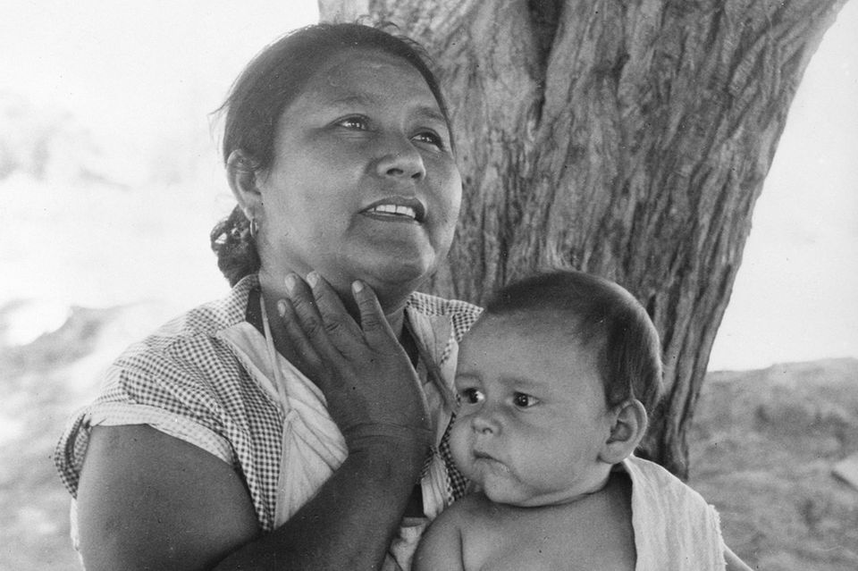 Mexikanische Mutter mit ihrem Kind 1935 in Kalifornien 0.8037
